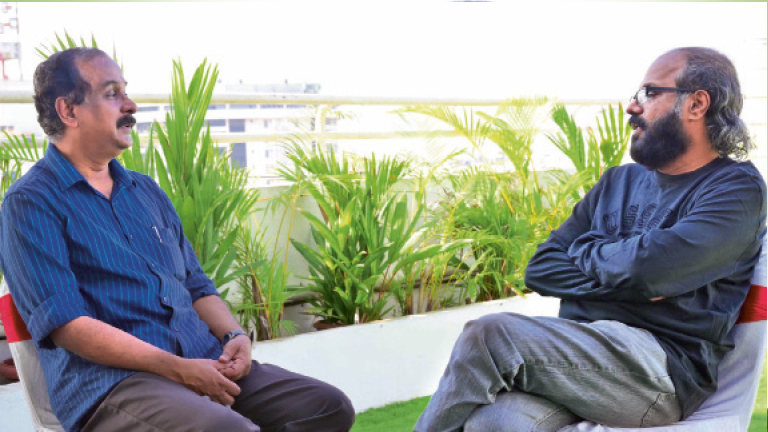 രവി മേനോനും കെ ബി വേണുവും -ഫോട്ടോ: ജി പ്രമോദ്‌ 